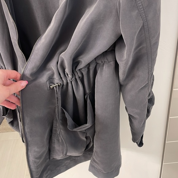 Light gray jacket with drawstring and zip up. Size XL - Picture 3 of 5